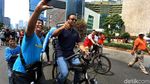 Gaya Anies Naik Sepeda di CFD