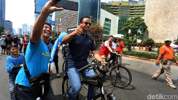 Gaya Anies Naik Sepeda Saat Inspeksi PKL di CFD Gubernur DKI Jakarta, Anies Baswedan melakukan inspeksi car free day (CFD) di kawasan Bundaran Hotel Indonesia (HI), Jakarta Pusat, Minggu (03/11/2019). Saat tiba inspeksi, Anies menggunakan sepeda.
