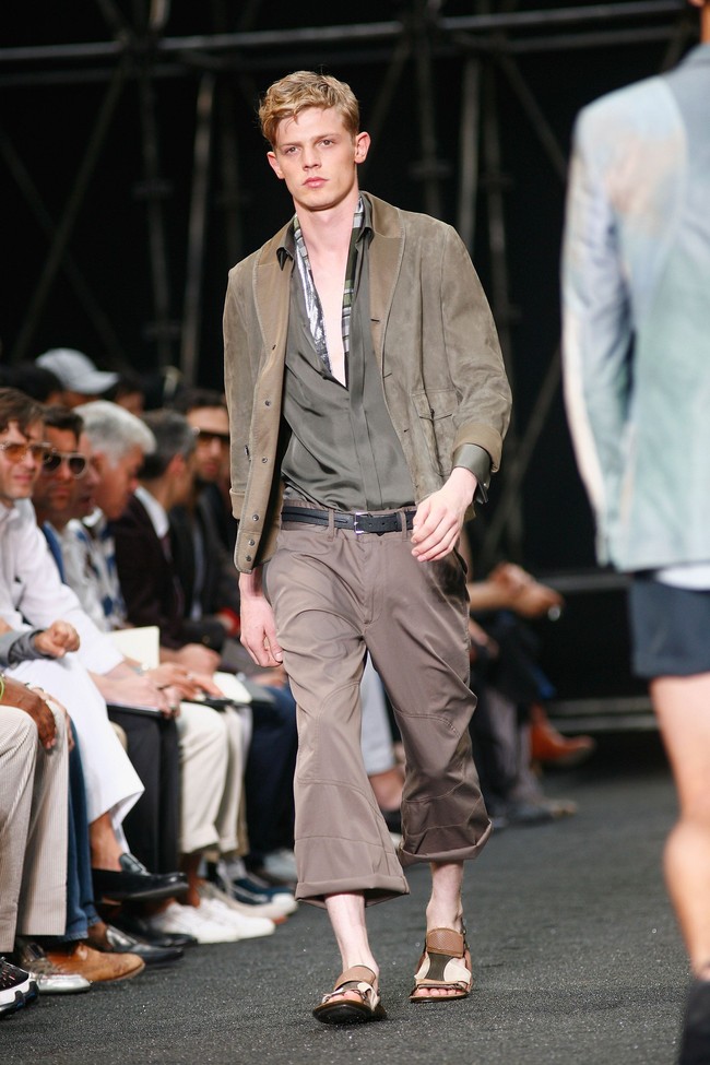 Celana cingkrang atau celana model ngatung di atas mata kaki sudah lama mewarnai tren mode pria. Di presentasi koleksi Spring-Summer 2010, Louis Vuitton menampilkan model pria dalam balutan kemeja hijau dan blazer yang rileks dengan padanan celana coklat lebar yang digulung sampai atas mata kaki dan sandal kulit. Cocok buat kesempatan kasual. Foto: Getty Images