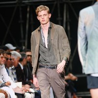 Celana cingkrang atau celana model ngatung di atas mata kaki sudah lama mewarnai tren mode pria. Di presentasi koleksi Spring-Summer 2010, Louis Vuitton menampilkan model pria dalam balutan kemeja hijau dan blazer yang rileks dengan padanan celana coklat lebar yang digulung sampai atas mata kaki dan sandal kulit. Cocok buat kesempatan kasual. Foto: Getty Images