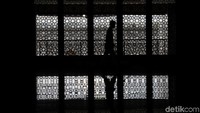 Potret siluet seorang jemaah saat melintasi di halaman masjid yang besar dan megah itu.