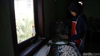 Adonan rumput laut itu diolah dan dipotong kecil-kecil sebelum digoreng. Adonan rumput laut itu diolah dan dipotong kecil-kecil sebelum digoreng.