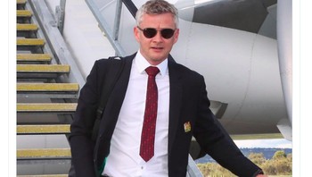 Manager part time, badut full time, demikian sindiran netizen pada Ole Gunnar Solskjaer. Foto: Twitter