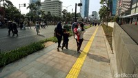 Warga bisa leluasa melintas di trotoar kawasan Bundaran Hotel Indonesia.