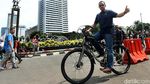 Gaya Anies Naik Sepeda di CFD