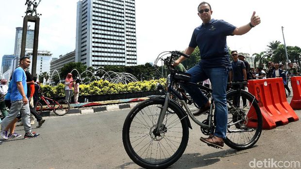 Gubernur DKI Jakarta, Anies Baswedan melakukan inspeksi car free day (CFD) di kawasan Bundaran Hotel Indonesia (HI), Jakarta Pusat, Minggu (03/11/2019). Saat tiba inspeksi, Anies menggunakan sepeda.