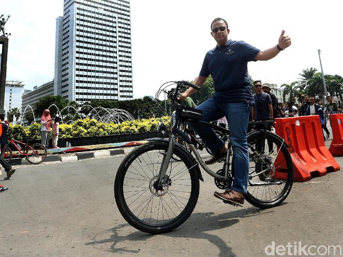 Gubernur DKI Jakarta, Anies Baswedan melakukan inspeksi car free day (CFD) di kawasan Bundaran Hotel Indonesia (HI), Jakarta Pusat, Minggu (03/11/2019). Saat tiba inspeksi, Anies menggunakan sepeda.