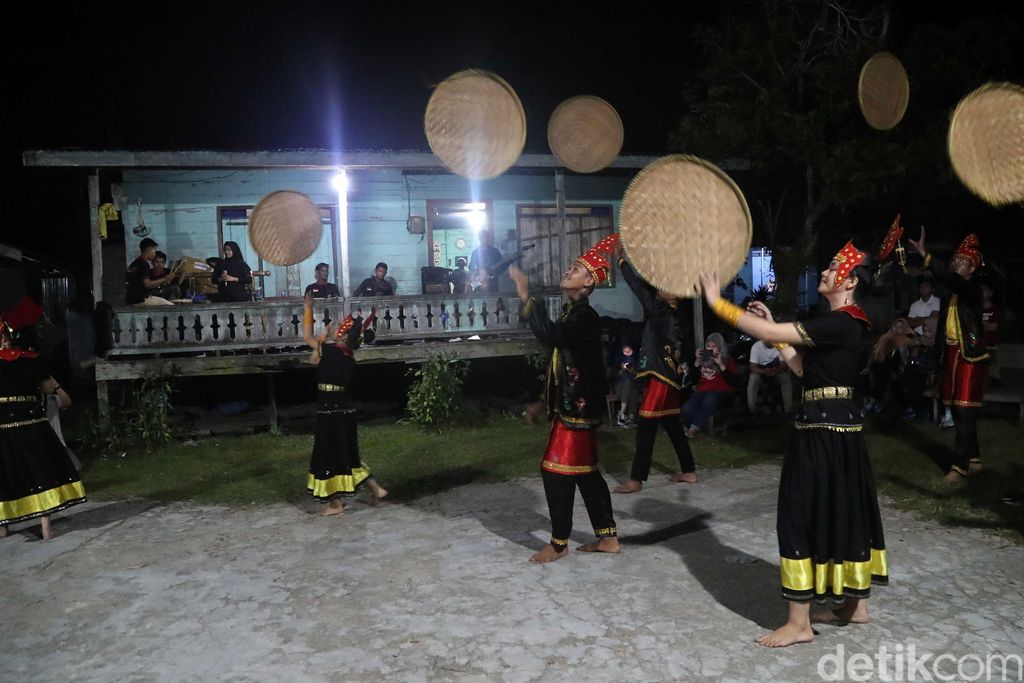 Warga dari Suku Dayak Tidung menarikan tarian tradisional di sanggar Busak Malay, Desa Sei Fatimah, Kabupaten Nunukan, Kalimantan Utara, Minggu (6/10). Berbeda dengan Suku Dayak Tidung lebih mengarah ke Melayu. Ini dapat dilihat dari corak musik dan gerak tari para penari sanggar. Tidung sendiri memiliki arti bukit atau tanah tinggi. Tidung sendiri memiliki  arti tanah tinggi atau bukit.