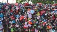 Ada banyak gembok cinta yang bertempuk di Namsan Tower. Sampai-sampai sudah karatan! (Afif Farhan/detikcom)