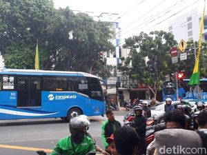 Diduga Terobos Lampu Merah, Ojol Tertabrak Bus TransJ di Mampang
