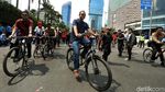 Gaya Anies Naik Sepeda di CFD
