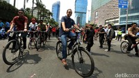 Anies menggowes sepedanya bersama sejumlah pesepeda lainnya di kawasan Bundara Hotel Indonesia.