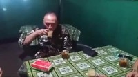 Iwan bersama rekan kerjanya menghabisi malam dengan minum bajigur yang menghangatkan. Foto: Instagram @mochammadiriawan84