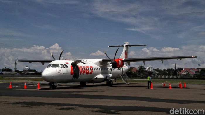 Sejumlah penumpang bersiap menaiki pesawat Wings Air di Bandara Udara Internasional Juwata Tarakan menuju Bandar Udara Nunukan Kalimantan Utara, Sabtu (5/10). Untuk mencapai pulau perbatasan Nunukan dari Tarakan ada dua jalan akses yaitu melalui Udara dan melalui laut. Untuk menuju Nunukan dari Tarakan dapat ditempuh sekitar 30 menit. Sedangkan perjalanan melalui jalur laut dapat ditempuh menjadi 2,5 jam via speed boat. tiket pesawat mencapai Rp. 300.000 dan tiket speedboat mencapai Rp. 200.000