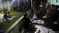 Mereka menari dengan diiringi alunan musik.