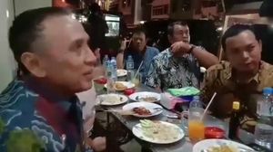 Ketua Umum PSSI, Iwan Bule Ternyata Suka Kulineran Kaki Lima