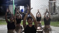 Para penari tampak kompak menampilkan tarian khas Suku Dayak Tidung.