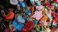 Gembok cinta di Namsan Tower selalu ramai oleh turis, berlomba-lomba menuliskan namanya dan nama pasangannya (Afif Farhan/detikcom)
