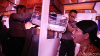 Perawat dibantu polisi sedang memeriksa kesehatan bayi di speed boat dari Nunukan-Tarakan.