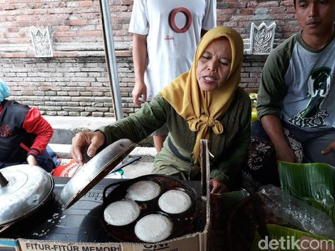 Beragam Jajan Pasar Laris Manis di Pasar Lawas Mataram 