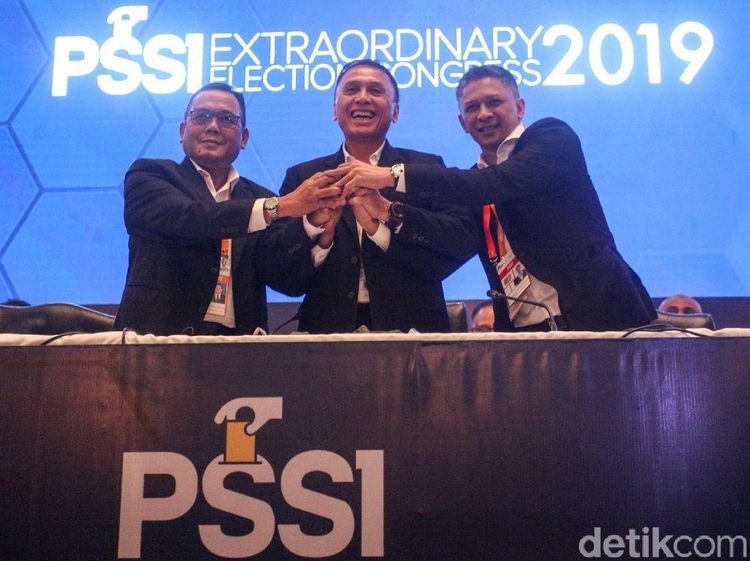 Senyum Cerah Iwan Bule Jadi Ketum PSSI