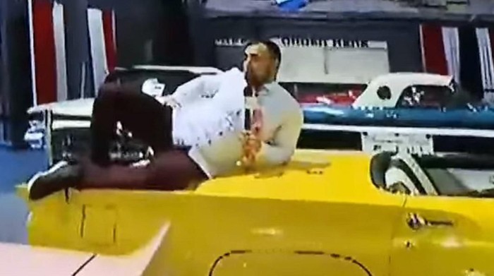 Nggak Sopan di Pameran Otomotif, Reporter ini Berujung Dipecat