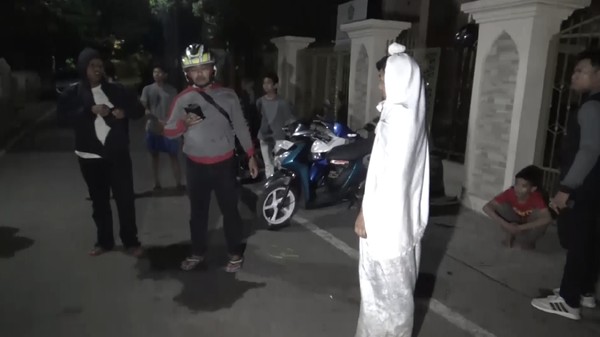 Polisi Tangkap 'Pocong' di Makassar, Ini Batasnya Prank Mulai Tak Lucu