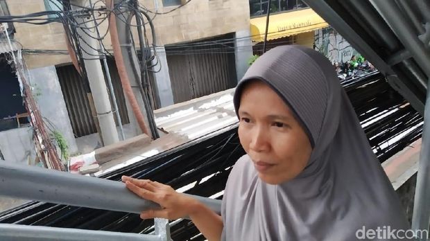 Pernah Kesetrum, Ibu Ini Minta Kabel di Halte Mampang Prapatan Dirapikan