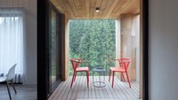 Ada ruang terbuka, ruang barbeque dengan tempat duduk, taman bermain anak-anak, dan teras pribadi untuk suite individu. BoysPlayNice/Inhabitat.