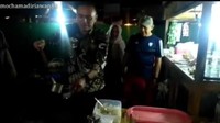 Iwan Bule saat menjabat sebagai Kapolda Jawa Barat menyempatkan untuk kulineran bandrek. Ia pun meraciknya sendiri. Foto: Instagram @mochammadiriawan84