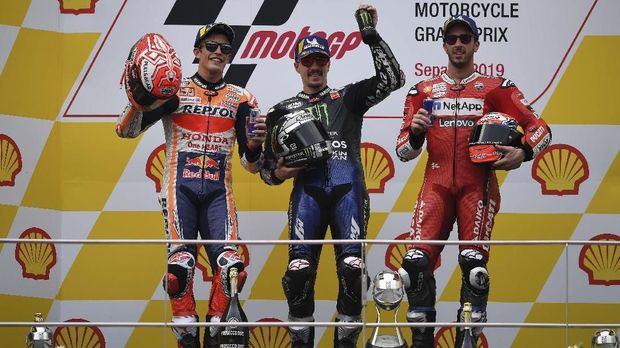 Maverick Vinales (tengah) menang MotoGP Malaysia. (