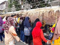 Beragam Jajan Pasar Laris Manis di Pasar Lawas Mataram 