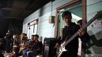 Sanggar Busak Malay menggunakan beragam alat musik seperti gambus, kulintang, organ tunggal, gitar listrik, dan gong.