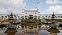 Masjid Islamic Center Hidayatur Rahma memiliki satu kubah induk dengan 4 menara pendampingnya.