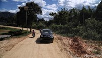 Seperti inilah jalan di pedesaan Krayan, Nunukan, daerah perbatasn Indonesia-Malaysia yang materialnya masih berupa tanah merah.