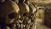 Tempat ini bernama Catacombs of Paris. Di sana terdapat sekitar 6 juta tulang tengkorak yang tersusun bertumpukan satu sama lain.  (iStock)