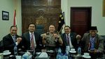 Ketua Umum PSSI, Iwan Bule Ternyata Suka Kulineran Kaki Lima