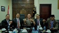 Bersama anggota DPR periode 2018, mantan Kapolda Jabar ini sedang minum kopi bersama. Foto: Instagram @mochammadiriawan84