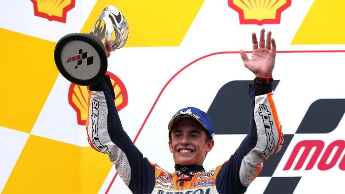 Marc Marquez mempersembahkan podium kedua untuk Afridza Munandar (Lai Seng Sin/REUTERS) Marc Marquez mempersembahkan podium kedua untuk Afridza Munandar (Lai Seng Sin/REUTERS)