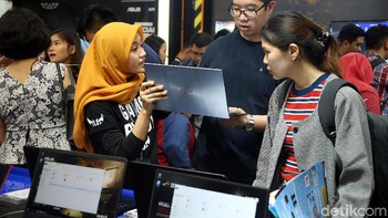Tampak pengunjung bertanya tentang kelebihan sebuah produk laptop. Foto: Rengga Sancaya