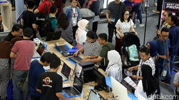 Rupanya masih banyak orang yang ingin berkunjung langsung ke pameran meski kini banyak toko online. Foto: Rengga Sancaya