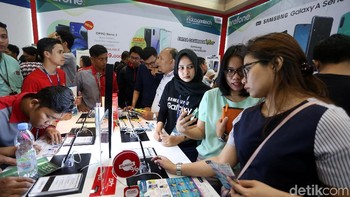 Pengunjung tampak melihat-lihat laptop sekaligus potongan harga yang ditawarkan. Foto: Rengga Sancaya