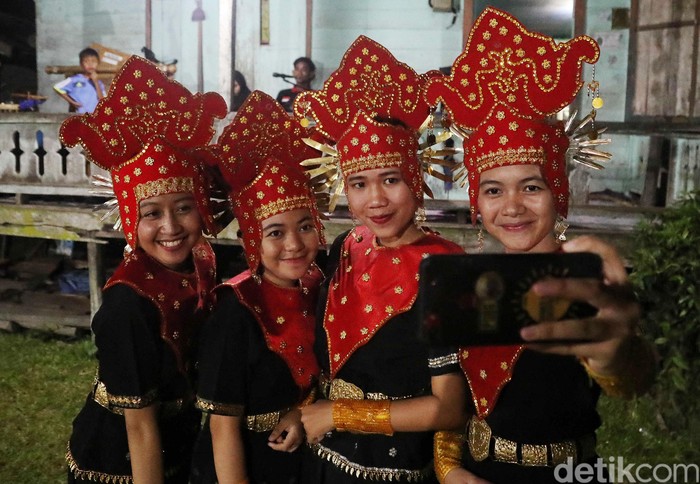 Melihat Indahnya Tarian Tradisional Suku Dayak Tidung