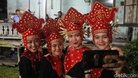 Para penari berswafoto usai menari di halaman Sanggar Busak Malay.