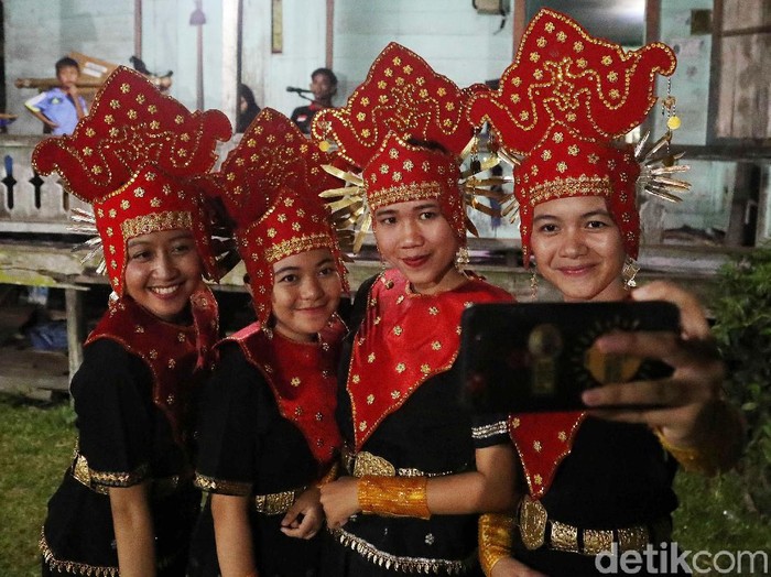 Warga dari Suku Dayak Tidung menarikan tarian tradisional di sanggar Busak Malay, Desa Sei Fatimah, Kabupaten Nunukan, Kalimantan Utara, Minggu (6/10). Berbeda dengan Suku Dayak Tidung lebih mengarah ke Melayu. Ini dapat dilihat dari corak musik dan gerak tari para penari sanggar. Tidung sendiri memiliki arti bukit atau tanah tinggi. Tidung sendiri memiliki  arti tanah tinggi atau bukit.