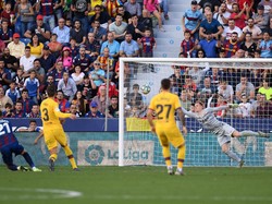 Levante kembali menjebol gawang Barca di menit ke-63. Berawal dari umpan terobosan Campana pada Borja Mayoral, eks pemain Real Madrid itu melepaskan tendangan jarak jauh yang tak mampu diselamatkan Marc-Andre Ter Stegen. Alex Caparros/Getty Images.