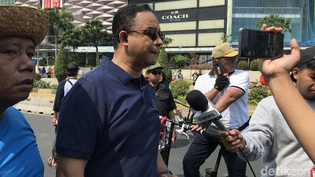 Naik Sepeda, Anies Inspeksi CFD di Bundaran HI