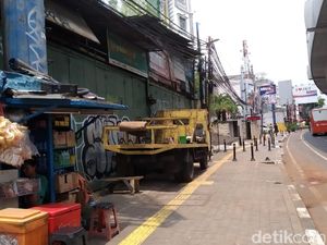 Duh! Parkir Liar di Fatmawati Tak Hilang di Akhir Pekan, Ada Truk