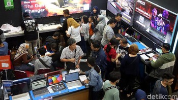 Pengunjung bisa menjajal langsung gadget idaman. Foto: Rengga Sancaya