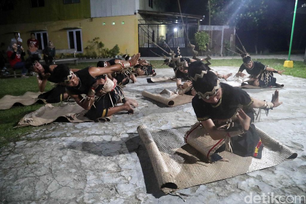 Warga dari Suku Dayak Tidung menarikan tarian tradisional di sanggar Busak Malay, Desa Sei Fatimah, Kabupaten Nunukan, Kalimantan Utara, Minggu (6/10). Berbeda dengan Suku Dayak Tidung lebih mengarah ke Melayu. Ini dapat dilihat dari corak musik dan gerak tari para penari sanggar. Tidung sendiri memiliki arti bukit atau tanah tinggi. Tidung sendiri memiliki  arti tanah tinggi atau bukit.